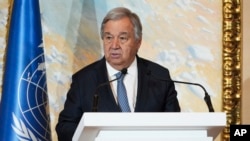 Sekretaris Jenderal PBB Antonio Guterres menyampaikan pernyataan setelah melakukan pertemuan tertutup membahas soal situasi di Afghanistan di Doha, Qatar, pada 2 Mei 2023. (Foto: AP/Lujain Jo)
