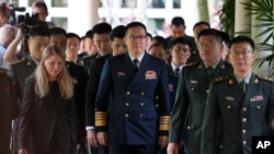 中国国防部长董军2024年5月31日在新加坡出席香格里拉对话会期间与美国国防部长劳埃德·奥斯汀会晤后走出会场。