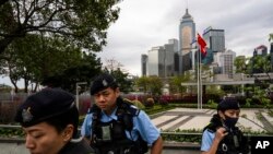 FILE - Polisi berjaga di luar Dewan Legislatif di Hong Kong, Selasa, 19 Maret 2024. (AP/Louise Delmotte)