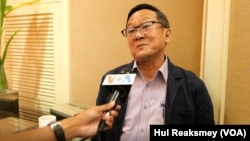 អ្នកនាំពាក្យ​គណបក្ស​ភ្លើងទៀន លោក គីមសួរ ភិរិទ្ធ ផ្តល់​បទសម្ភាសន៍​ដល់​សំឡេង​សហរដ្ឋ​អាមេរិក (វីអូអេ) ក្នុង​ទីក្រុង​ភ្នំពេញ នៅ​ថ្ងៃទី១១ ខែតុលា ឆ្នាំ២០២៣។ (ហ៊ុល រស្មី/វីអូអេ)