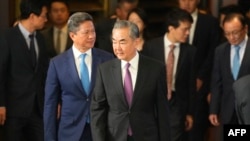 Menteri Luar Negeri China (tengah) tiba di lokasi simposium diplomatik di Wisma Diaoyutai di Beijing, 24 Oktober 2023. Wang tiba di Washington, AS, pada Kamis, 26 Oktober 2023, untuk pertemuan bilateral dengan para pejabat AS. (Foto: Ken Ishii / POOL / AFP)