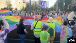 Velika zastava u duginim bojama razvijena je tokom šetnje ispred zgrade vlade Srbije