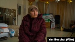 Svetlana u skloništu u Konstantinovki, u regionu Donjecka u istočnoj Ukrajini, nakon što je napustila Bahmut, 11. april 2023. (Foto: VOA)