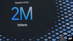 CEO Alphabet Sundar Pichai berbicara soal kecerdasan buatan milik Google, Gemini, dalam sebuah acara di Mountain View, California, pada 14 Mei 2024. (Foto: AP/Jeff Chiu)