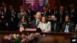 អនុប្រធានាធិបតី​សហរដ្ឋ​អាមេរិក​លោកស្រី Kamala Harris ថ្លែងសុន្ទរកថា​ក្នុងអំឡុង​ពេល​កិច្ចប្រជុំ​សមាគម​ប្រជាជាតិ​អាស៊ីអាគ្នេយ៍-អាមេរិក នៅ​ទីក្រុង​ហ្សាការតា ប្រទេស​ឥណ្ឌូណេស៊ី នៅ​ថ្ងៃពុធ ទី ៦ ខែកញ្ញា ឆ្នាំ២០២៣។