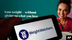 Logo dari perusahaan diet WeightWatchers terlihat pada layar telepon genggam dan situs perusahaan dalam foto yang diambil di New York, pada 7 Maret 2023. (Foto: AP/Richard Drew)