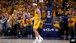 Košarkaš Indijane Endru Nembhard proslavlja trojku koja je odlučila utakmicu protiv Njujorka (Foto: AP/Michael Conroy)