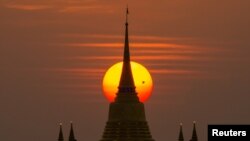 រូបឯកសារ៖ ទិដ្ឋភាព​ព្រះអាទិត្យរាប​លិច​នៅ​ពី​ក្រោយ​វត្ត Saket ក្នុងទីក្រុងបាងកក ប្រទេសថៃ កាលពីថ្ងៃទី១៩ ខែមីនា ឆ្នាំ២០២៣។ 