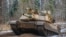 FILE - Tentara AS mengoperasikan tank M1A1 Abrams selama latihan di Bemowo Piskie, Polandia, 25 November 2022.