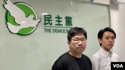 香港民主党主席罗健熙(右)及副主席莫建成9月20日晚召开记者会，宣布该党中委会推荐8人参与12月的区议会选举 (美国之音/汤惠芸)