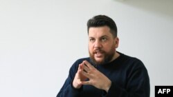 FILE - Leonid Volkov, sekutu dekat mendiang pemimpin oposisi Rusia Alexei Navalny, saat wawancara dengan AFP, di Vilnius, 2 Maret 2021. Volkov diserang di luar rumahnya di Lituania dan dirawat di rumah sakit.