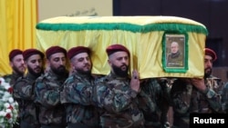 4일 레바논 베이루트 남부 교외에서 이스라엘의 공습으로 사망한 헤즈볼라 고위 사령관 모하메드 나세르의 장례식이 진행되고 있다.