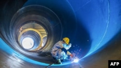 中国江苏连云港一家工厂的工人在焊接一个风井。(2023年5月31日)