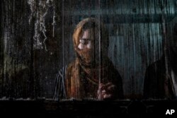 Seorang perempuan Afghanistan menenun karpet di pabrik karpet tradisional di Kabul, Afghanistan, Senin, 6 Maret 2023. (AP/Ebrahim Noroozi)