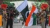 Pasukan Keamanan Perbatasan India dan Penjaga Pakistan menurunkan bendera di Pos Wagah India-Pakistan, 15 Agustus. 2021. Pakistan memiliki "bukti yang dapat dipercaya" mengenai hubungan antara agen India dan pembunuhan di luar proses hukum terhadap 2 warga negaranya. (Foto: AFP)