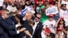 Kandidat presiden dari Partai Republik, Donald Trump, melambaikan tangan ke arah pendukungnya sesaat setelah selamat dari percobaan pembunuhan dalam kampanyenya yang berlangsung di Butler, Pennsylvania, pada 13 Juli 2024. (Foto: Reuters/Brendan McDermid)