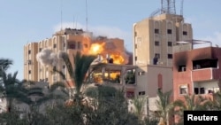 Asap dan api mengepul menyusul serangan Israel terhadap bangunan tempat tinggal di Nuseirat, Jalur Gaza tengah, dalam gambar yang diambil dari video, Kamis 24 Juli 2024.