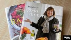 Iako su onlajn recepti svuda lako dostupni, štampani kuvari, najčešće sa primamljivim fotografijama hrane, i dalje se dobro prodaju. 