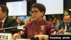 Menlu RI Retno Marsudi berbicara dalam Forum Pengungsi Global di Jenewa, Swiss hari Rabu (13/12) (foto: Kemlu RI).