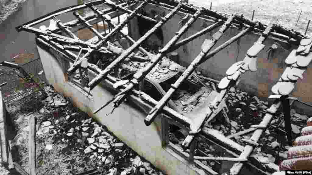 Garaža i automobil novinara Milana Jovanovića nakon požara u noći između 11. i 12. decembra 2018. izazvanog ubacivanjem &quot;molotovljevog koktela&quot;.