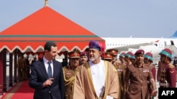 Presiden Suriah Bashar al-Assad (kiri) disambut oleh Sultan Haitham bin Tariq al-Said dari Oman dalam kunjungannnya ke Muscat, Oman, pada 20 Februari 2023. (Foto: SANA/AFP)
