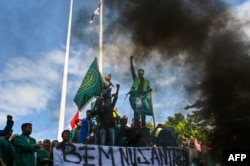 Mahasiswa berdemonstrasi menentang kedatangan pengungsi Rohingya di depan Dewan Perwakilan Rakyat (DPR) di Banda Aceh, 27 Desember 2023. (CHAIDEER MAHYUDDIN / AFP)