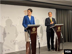 台湾立法院长游锡堃(右)与立陶宛议会议长希尔利特(左)接受台湾媒体记者提问(美国之音/林乃绢)