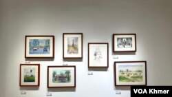 ផ្ទាំងគំនូរពណ៌ទឹក ដែលកំពុងដាក់បង្ហាញក្នុងសាលសិល្បៈនៃសហគមន៍ផ្ទះចាស់ ក្នុងរាជធានីភ្នំពេញ កាលពីថ្ងៃទី១៤ ខែឧសភា ឆ្នាំ២០២៤។ (ស៊ឹម ចាន់សំណាង/វីអូអេ)