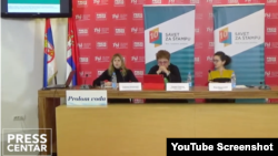 Konferencija Saveta za štampu: Gordana Novaković (s leva), generalna sekretarka Saveta, Tamara Skroza, predsedavajuća Komisiji za žalbe Saveta i Vera Didanović, novinarka, u Pres centru UNS-a, u Beogradu, 28. februara 2023. (Foto: YT kanal Pres centra UNS-a)