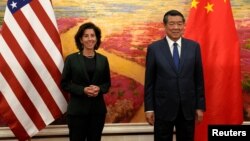 Menteri Perdagangan AS Gina Raimondo (kiri) melangsungkan pertemuan dengan Wakil PM China He Lifeng di Beijing hari Selasa (29/8). 