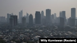 Pemandangan gedung-gedung bertingkat yang diselimuti kabut asap di Jakarta, 23 Agustus 2023. (Foto: REUTERS/Willy Kurniawan)
