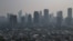 Pemandangan gedung-gedung bertingkat yang diselimuti kabut asap di Jakarta, 23 Agustus 2023. (Foto: REUTERS/Willy Kurniawan)