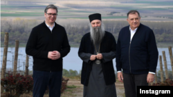 Predsednik Srbije Aleksandar Vučić, patrijarh Srpske pravoslavne crkve Porfirije i predsednik Republike Srpske Milorad Dodik (s leva) poziraju na fotografiji koja je objavjena na nalogu Aleksandra Vučića na Istragramu, 19. marta 2024. (Foto: Instgram/@buducnostsrbijeav)