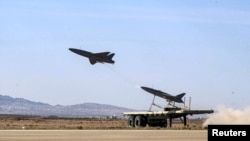 资料照片:伊朗在一个不明地点举行无人机演习。(2023年10月4日)