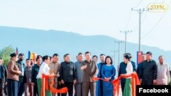 នាយករដ្ឋមន្ត្រីកម្ពូជាលោក ហ៊ុន ម៉ាណែត បើកសម្ពោធ​ឱ្យ​ប្រើប្រាស់​នូវកំពង់ផែពហុបំណងកំពត នៅខេត្តកំពត នាថ្ងៃទី៦ ខែមិថុនា ឆ្នាំ២០២៤។ (Facebook / Samdech Thipadei Hun Manet, Prime Minister of Cambodia)