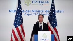 Menteri Luar Negeri AS Antony Blinken berbicara kepada media saat konferensi pers pada pertemuan Menteri Luar Negeri G7 di Pulau Capri, Italia, Jumat 19 April 2024.