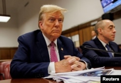 Mantan Presiden AS dan calon presiden dari Partai Republik Donald Trump duduk di meja terdakwa di Pengadilan Kriminal Manhattan di New York, AS, 19 April 2024. (Foto: via Reuters)