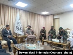 Suasana pertemuan antara mantan Wapres RI sekaligus Ketua Dewan Masjid Indonesia (DMI) Jusuf Kalla dan Menteri Pertahanan Afghanistan Mullah Mohammad Yaqoob di kantor Kementerian Pertahanan Afghanistan, di Kabul, Afghanistan, Selasa, 3 Juni 2024. (Foto: Dewan Masjid Indonesia)