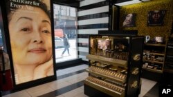 ILUSTRASI - Toko kosmetik Sephora di New York, 7 Mei 2021 ini. (AP/Robert Bumsted) Dengan penerbitan PMK nomor 96 tahun 2023, produk-produk kosmetik impor akan dikenakan biaya sebesar 10-15 persen.