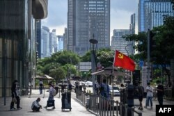 资料照：中国广东省深圳一家超市的入口检查站插着一面中共党旗。（2022年7月8日）