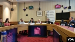 一篇关于中国人民解放军海军的报告2024年5月20日在英国议会发布。外交事务特别委员会现任主席艾丽西亚·卡恩斯（Alicia Kearns）议员表达了对中国海军扩张及其对国际海上安全影响的重大担忧。（美国之音李伯安拍摄）