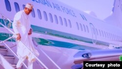 Shugaba Buhari yayin da ya sauka a Daura ranar Juma'a 24 ga watan Fabrairu, 2023.