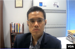 美国新泽西州拉玛珀学院政治学副教授陈鼎 (美国之音采访视频截图)