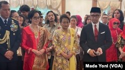 Pemotongan Tumpeng peringatan HUT ke-79 Republik Indonesia di Wisma Indonesia oleh Kuasa Usaha ad-interim KBRI Washington, Ida Bagus Made Bimantara, di Washington DC, Sabtu, 17 Agustus 2024. (Foto: Made Yoni/VOA)