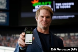 Prezenter televizije Foks Sport i zvijezda američkog fudbala, Greg Olsen, jedna je od poznatih ličnosti iz sporta koje promovišu klađenje. Sjeverna Karolina je 11. marta 2024. postala 38. američka država koja je legalizovala klađenje na sport, a prvi se opkladio baš Olsen.