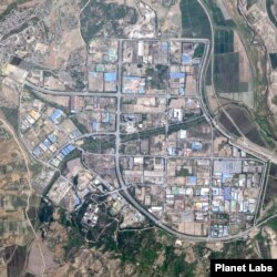 개성공단을 촬영한 20일 자 위성사진. 버스와 승합차, 트럭 등 차량(붉은 원 안)이 보인다. 개성공단 바깥에서 운영 중인 버스(노란 사각형 안)도 확인된다. 사진=Planet Labs