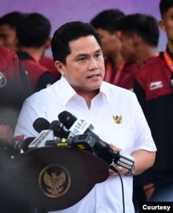 Ketua Umum PSSI Erick Thohir dalam konferensi pers di Istana Presiden, Jakarta, Senin (5/6)