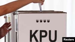 FILE: Seorang pemilih memberikan suara saat pemilu di Jakarta, 17 April 2019. (REUTERS/Edgar Su)