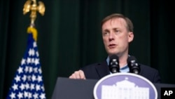Penasihat Keamanan Nasional Amerika Serikat, Jake Sullivan, berbicara dalam sebuah konferensi pers di Camp David, Thurmont, Maryland, pada 18 Agustus 2023. (Foto: AP/Andrew Harnik)