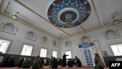 Jamaah mendengarkan khotbah salat Jumat di sebuah masjid dekat garis depan timur, di tengah invasi Rusia ke Ukraina, 31 Maret 2023. (Genya SAVILOV / AFP)